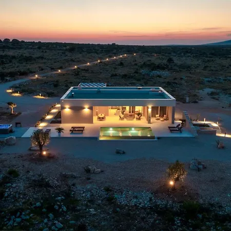 Alba Private Retreat - Heated Pool, Sauna & Jacuzzi فيلة *