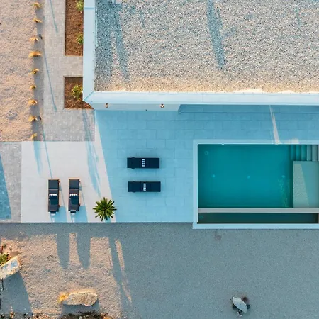 Alba Private Retreat - Heated Pool, Sauna & Jacuzzi *